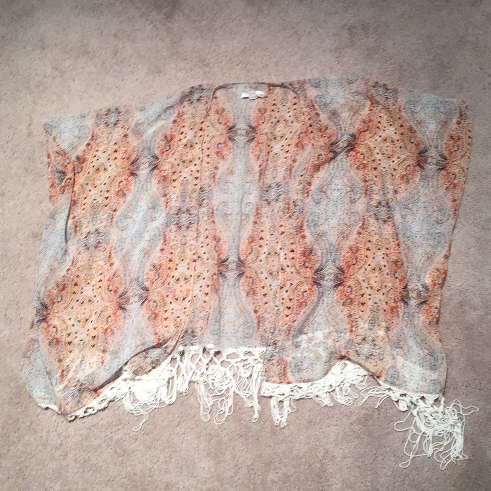 Patterned kimono with tasseled bottom